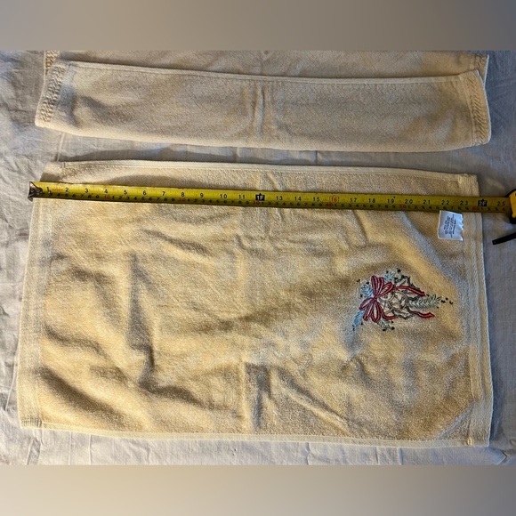 Pair Christmas Hand Towels Soft Holly Bells Bows - Picture 3 of 5